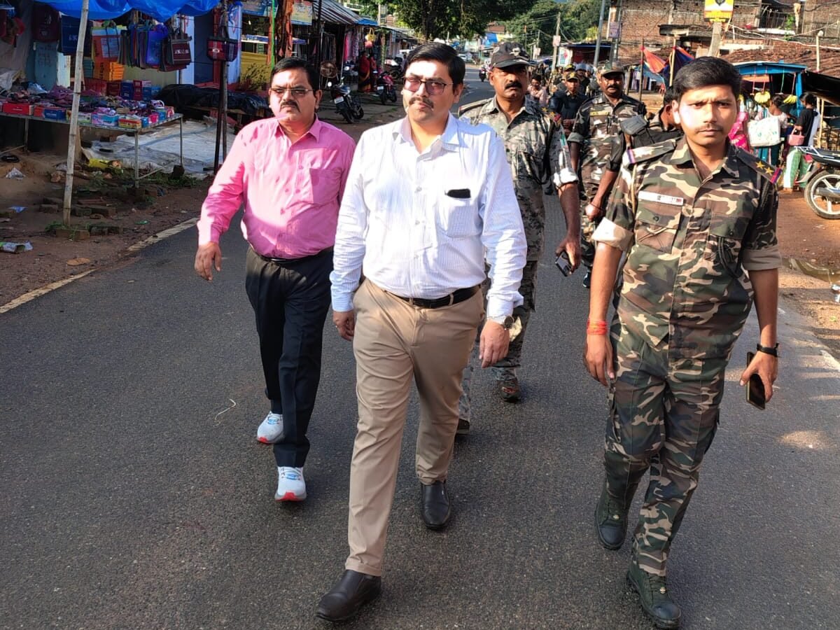 दुर्गा पूजा को लेकर गारू बाजार और सरयू में फ्लैग मार्च, सुरक्षा व्यवस्था सख्त दुर्गा पूजा को लेकर गारू बाजार और सरयू में फ्लैग मार्च, सुरक्षा व्यवस्था सख्त