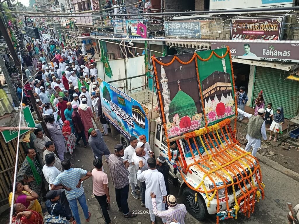 तीनपहाड़ में अकीदत व एहतराम के साथ निकला जुलूस-ए-मोहम्मदी तीनपहाड़ में अकीदत व एहतराम के साथ निकला जुलूस-ए-मोहम्मदी