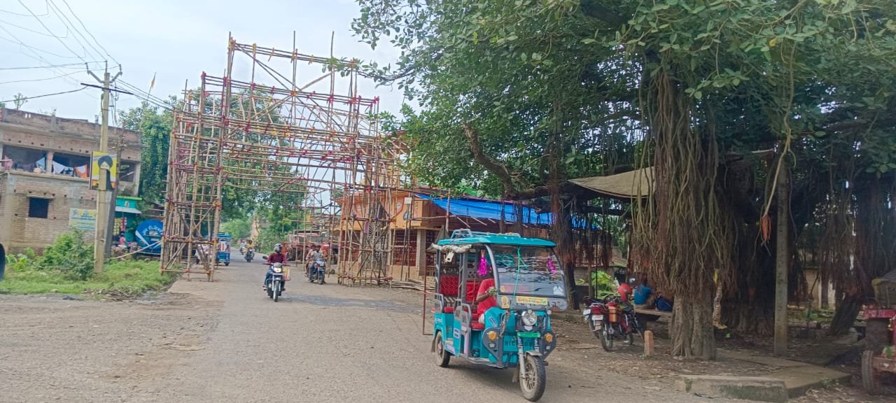 शारदीय नवरात्र की तैयारी शुरू, दुर्गा मंदिरों में पंडाल निर्माण जोर पर शारदीय नवरात्र की तैयारी शुरू, दुर्गा मंदिरों में पंडाल निर्माण जोर पर