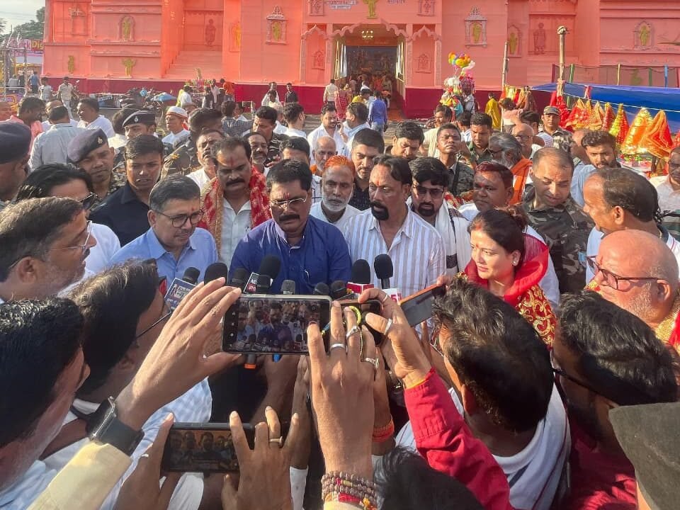 गोमिया में मंत्री योगेंद्र प्रसाद ने किया भव्य दुर्गा पूजा पंडाल का उद्घाटन