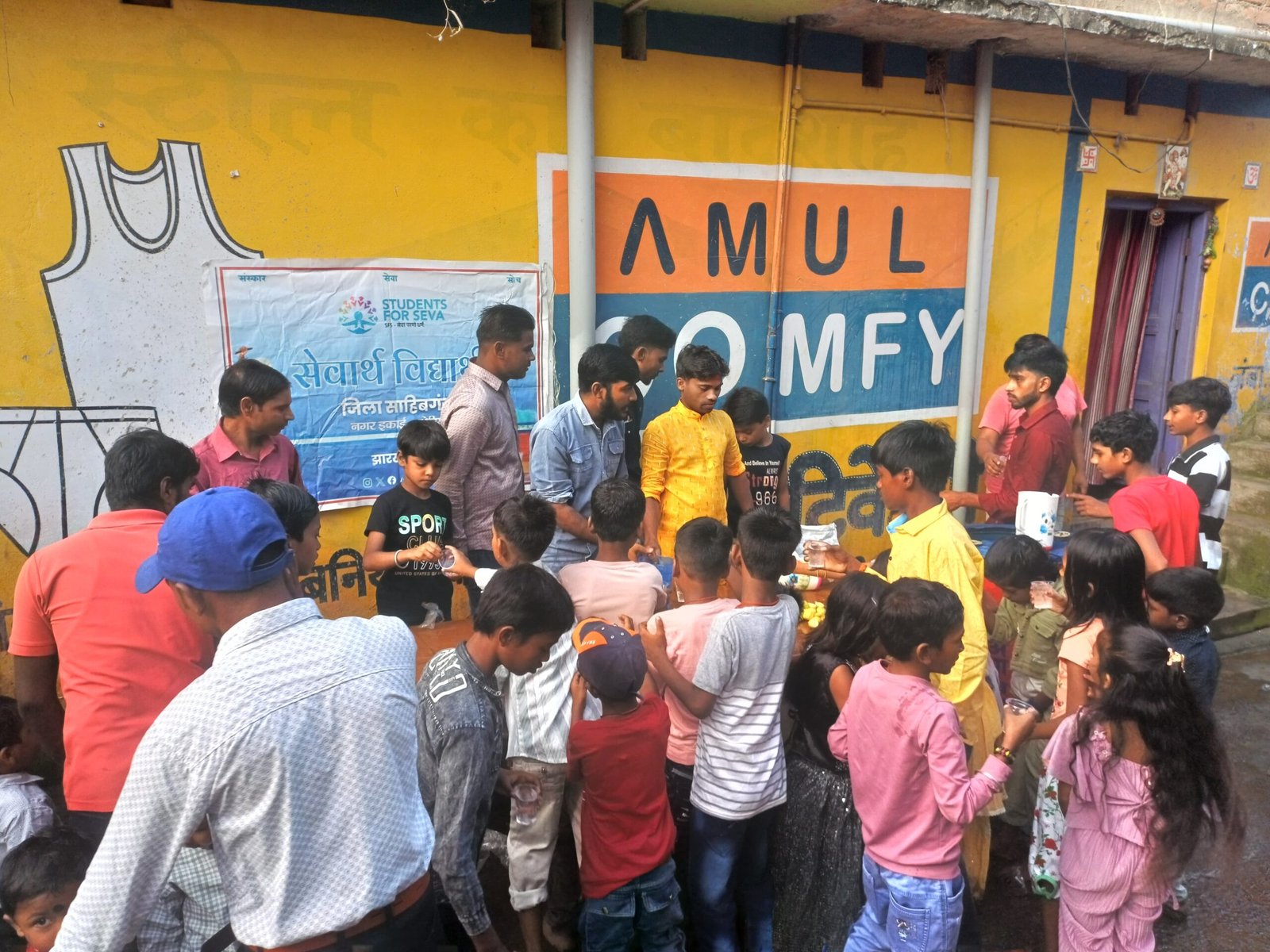 विद्यार्थियों ने बारी कलश यात्रा में श्रद्धालुओं को शर्बत पिलाकर किया सेवा कार्य विद्यार्थियों ने बारी कलश यात्रा में श्रद्धालुओं को शर्बत पिलाकर किया सेवा कार्य
