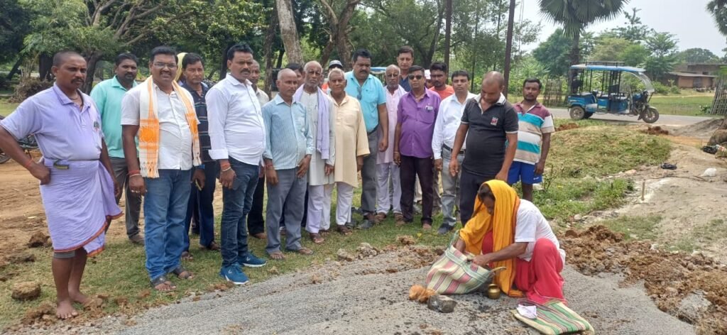 बाबा धनेश्वरनाथ सेवा समिति ने मुख्य सड़क से मंदिर तक जाने वाले रास्ते का भूमि पूजन कर कार्य शुरू किया बाबा धनेश्वरनाथ सेवा समिति ने मुख्य सड़क से मंदिर तक जाने वाले रास्ते का भूमि पूजन कर कार्य शुरू किया