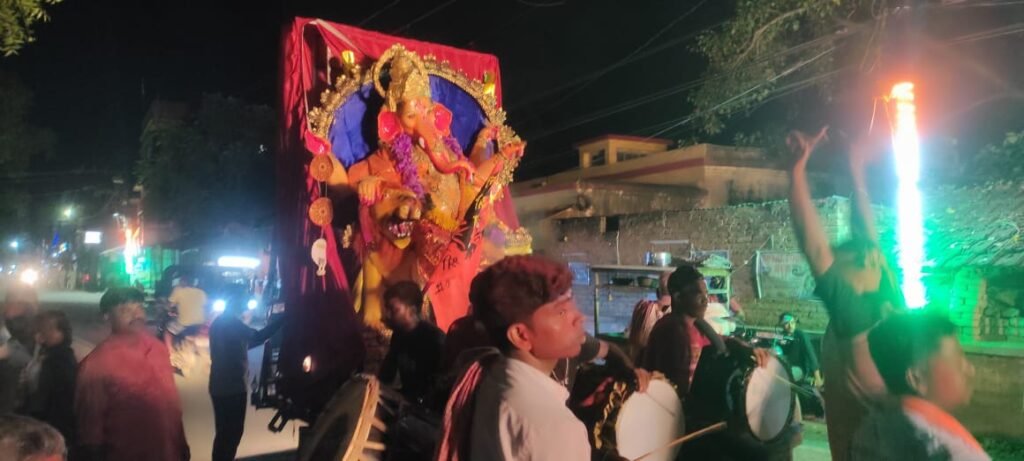 “अगले बरस तू जल्दी आना” जयकारों के बीच गणेश भगवान को दी गई विदाई “अगले बरस तू जल्दी आना” जयकारों के बीच गणेश भगवान को दी गई विदाई