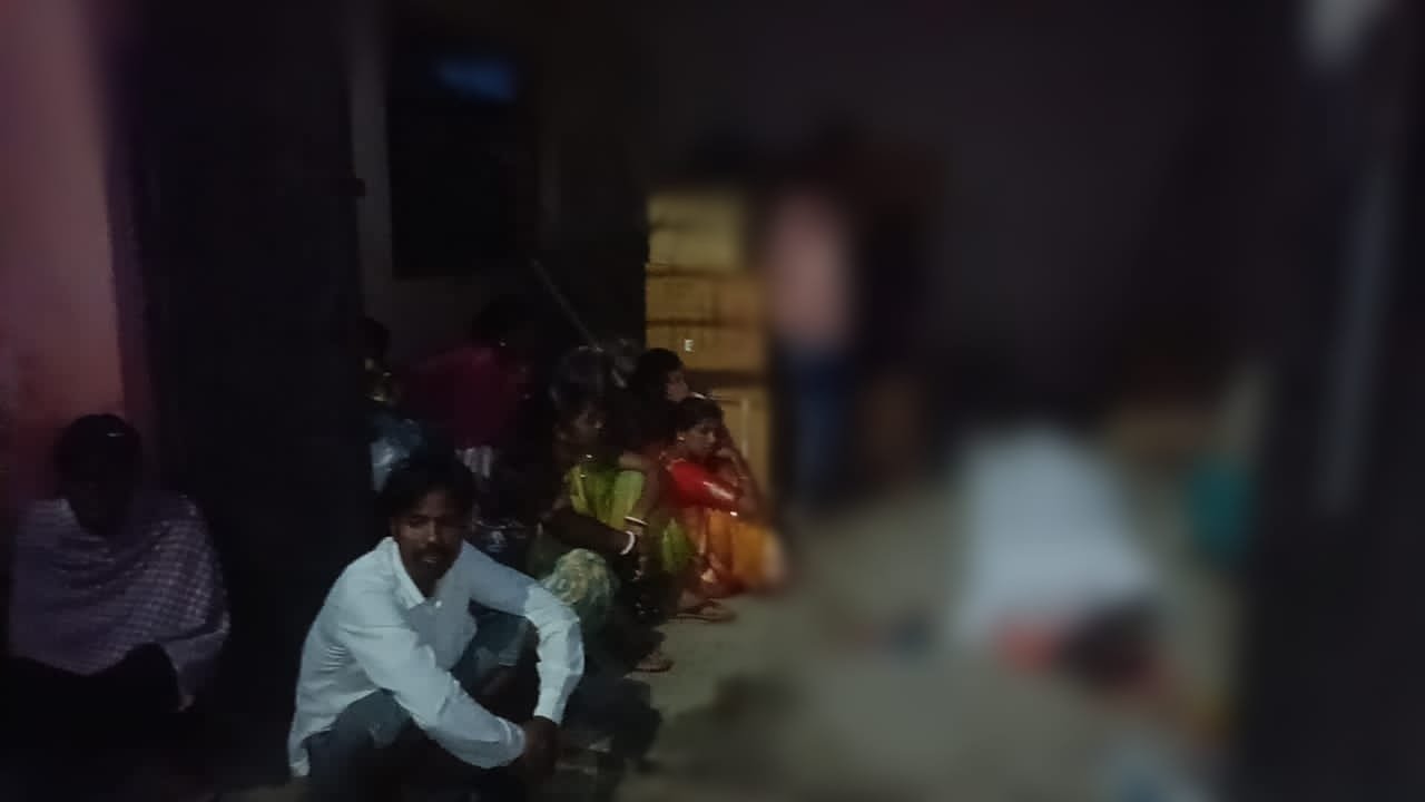घाघरा में सड़क हादसा : ट्रक की चपेट में युवक की मौत, एक गंभीर रूप से घायल घाघरा में सड़क हादसा : ट्रक की चपेट में युवक की मौत, एक गंभीर रूप से घायल