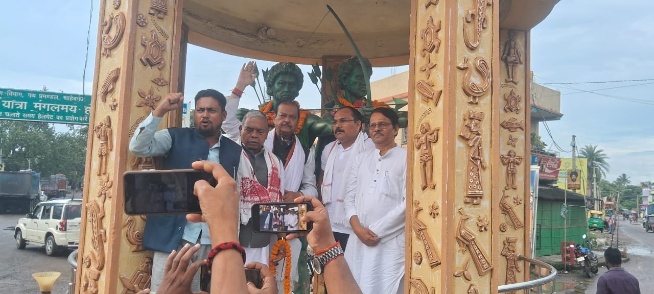 कॉंग्रेस प्रदेश अध्यक्ष ने सिद्धू कान्हु के प्रतिमा पर किया माल्यार्पण,कार्यकर्ताओं ने किया स्वागत कॉंग्रेस प्रदेश अध्यक्ष ने सिद्धू कान्हु के प्रतिमा पर किया माल्यार्पण,कार्यकर्ताओं ने किया स्वागत
