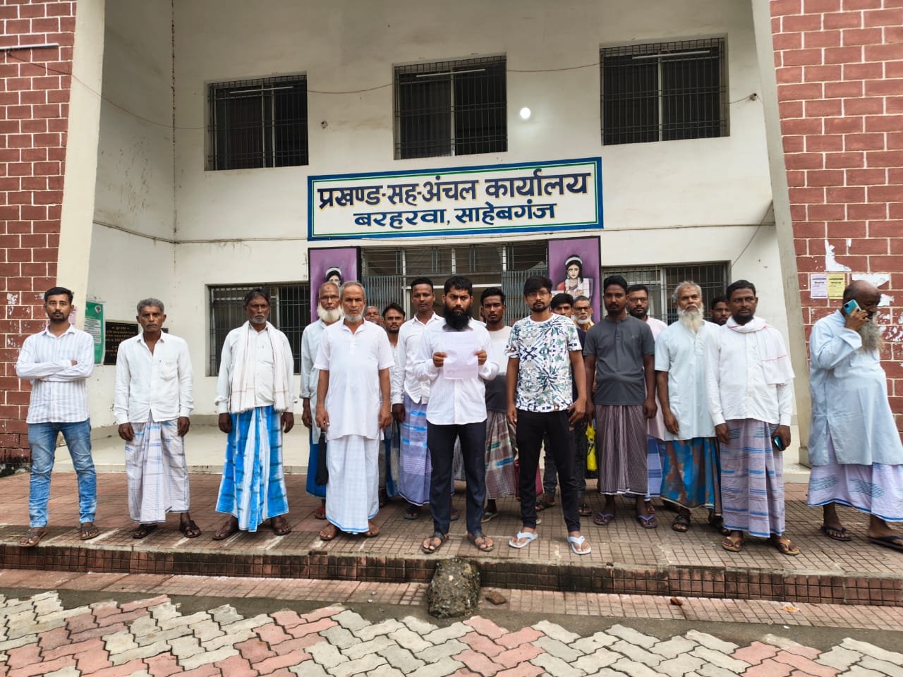सड़क चौड़ीकरण परियोजना का पलासबोना गांव के रैयतों ने किया विरोध सड़क चौड़ीकरण परियोजना का पलासबोना गांव के रैयतों ने किया विरोध