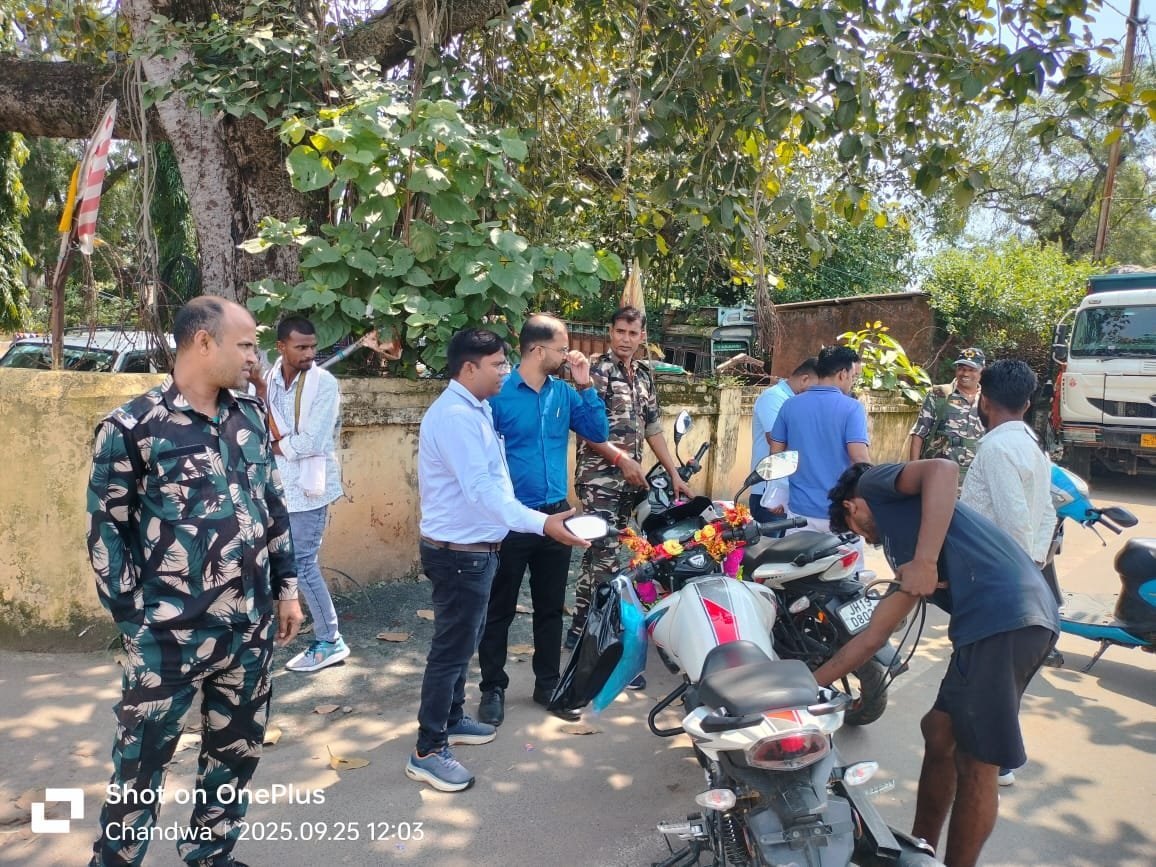 लातेहार में दुर्गा पूजा के दौरान सड़क सुरक्षा के लिए वाहन जांच अभियान लातेहार में दुर्गा पूजा के दौरान सड़क सुरक्षा के लिए वाहन जांच अभियान