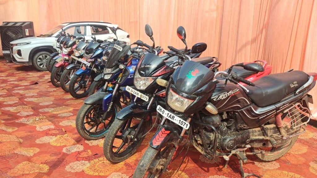 रामगढ़ पुलिस ने वाहन चोरी का भंडाफोड़ कर तीन अपराधियों को किया गिरफ्तार