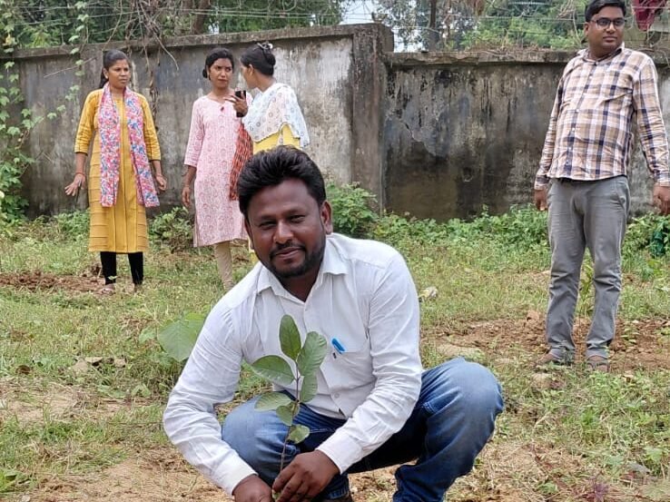सतबरवा प्रखंड कार्यालय परिसर में हुआ पौधा रोपण,अधिकारियों व जनप्रतिनिधियों ने लिया पर्यावरण संरक्षण का संकल्प सतबरवा प्रखंड कार्यालय परिसर में हुआ पौधा रोपण,अधिकारियों व जनप्रतिनिधियों ने लिया पर्यावरण संरक्षण का संकल्प
