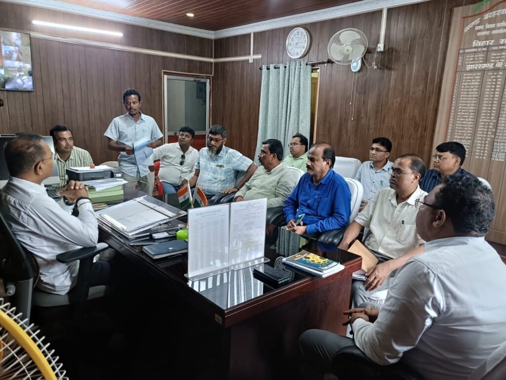 डीडीसी सतीश चंद्रा ने लिया बाढ़ प्रभावित पंचायतों का जायजा डीडीसी सतीश चंद्रा ने लिया बाढ़ प्रभावित पंचायतों का जायजा