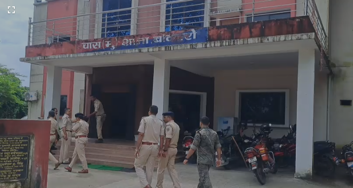 बोकारो में जमीन विवाद को लेकर भिड़ंत, पुलिस पर भी हमला – सब इंस्पेक्टर घायल बोकारो में जमीन विवाद को लेकर भिड़ंत, पुलिस पर भी हमला – सब इंस्पेक्टर घायल