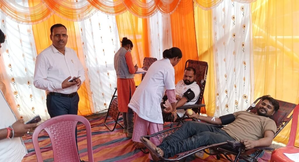 नवडीहा दुर्गा पूजा पंडाल परिसर में रक्तदान शिविर का आयोजन नवडीहा दुर्गा पूजा पंडाल परिसर में रक्तदान शिविर का आयोजन