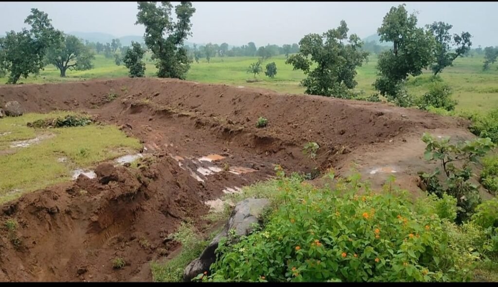 ग्रामीणों का ऐलान: “जान देंगे, जमीन नहीं देंगे” – मनिका में पत्थर खदान का विरोध तेज ग्रामीणों का ऐलान: “जान देंगे, जमीन नहीं देंगे” – मनिका में पत्थर खदान का विरोध तेज