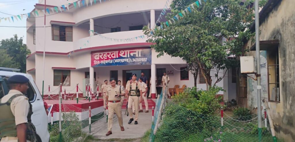 दुर्गा पूजा को लेकर बरहरवा थाना क्षेत्र का निरीक्षण, शांति व्यवस्था पर एसपी का जोर