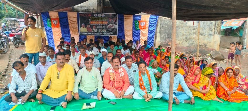 सूर्या हांसदा एनकाउंटर व नगड़ी रिम्स जमीन विवाद पर भाजपा का धरना प्रदर्शन सूर्या हांसदा एनकाउंटर व नगड़ी रिम्स जमीन विवाद पर भाजपा का धरना प्रदर्शन