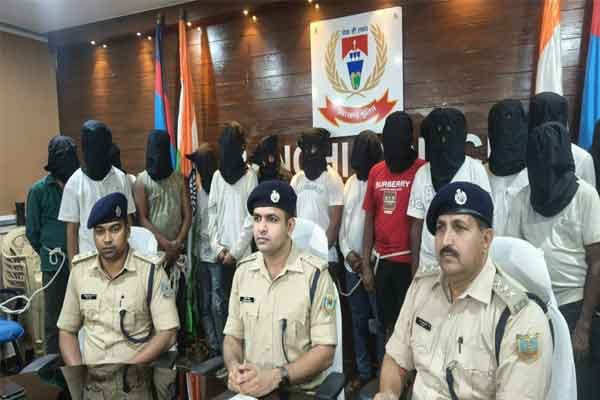 राँची में जुआ खेलते 18 लोग गिरफ्तार, 3.34 लाख नकद बरामद