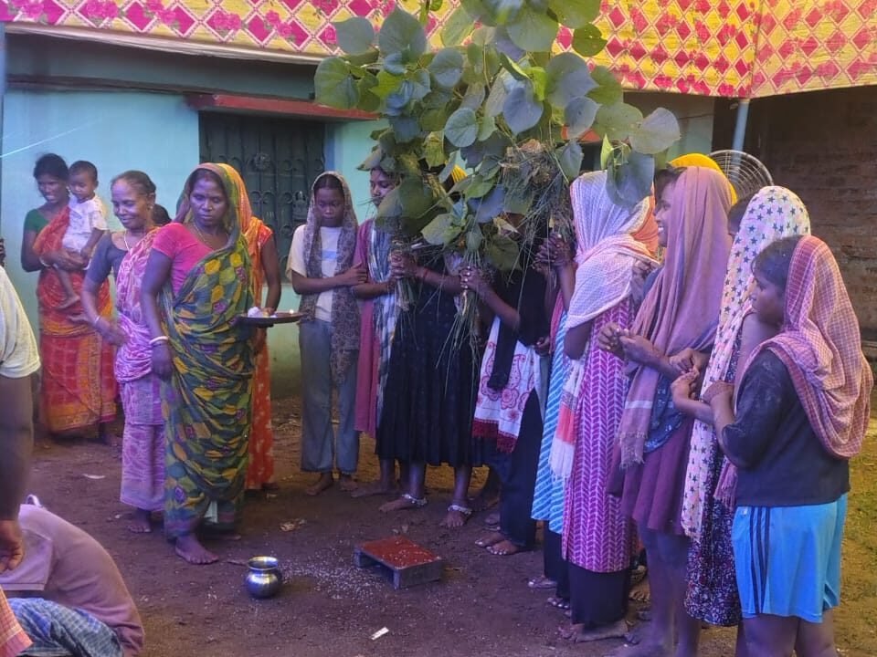 विशनपुर उरांव टोला में धूमधाम से मनाया गया करम पर्व विशनपुर उरांव टोला में धूमधाम से मनाया गया करम पर्व
