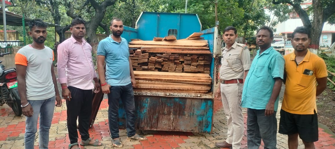 निमगाच्छी में वन विभाग की बड़ी कार्रवाई, टाटा मैजिक से 350 पीस सीमल का तख्ता जब्त