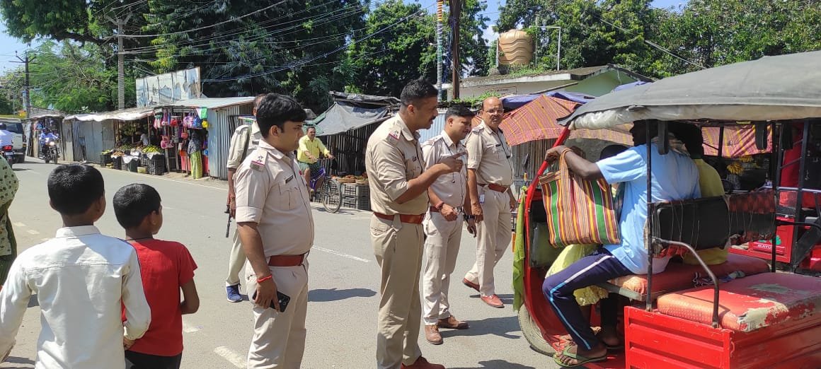 राजमहल में टोटो-ऑटो चालकों के लिए चला ड्रेस कोड जागरूकता अभियान राजमहल में टोटो-ऑटो चालकों के लिए चला ड्रेस कोड जागरूकता अभियान