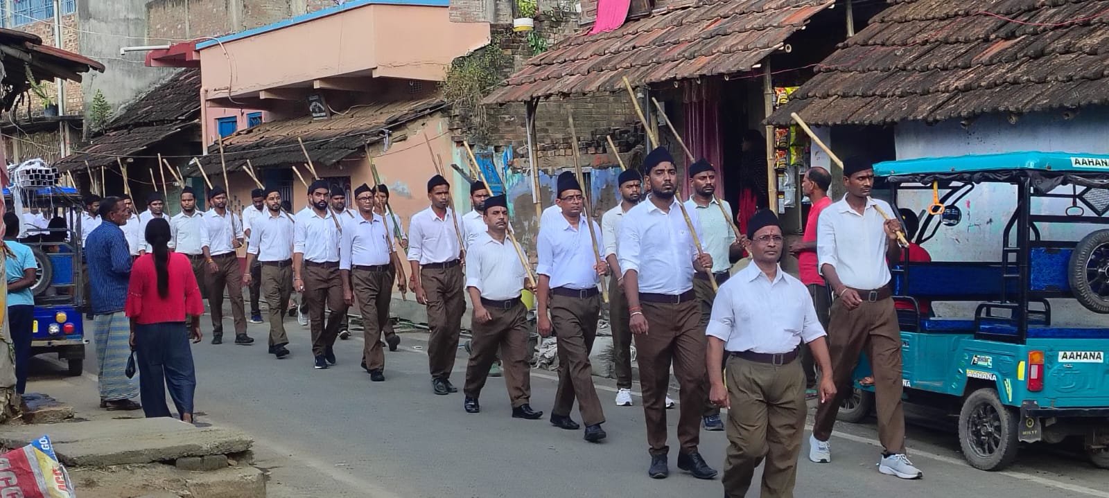 आरएसएस शताब्दी वर्ष पर निकला भव्य पथ संचलन आरएसएस शताब्दी वर्ष पर निकला भव्य पथ संचलन