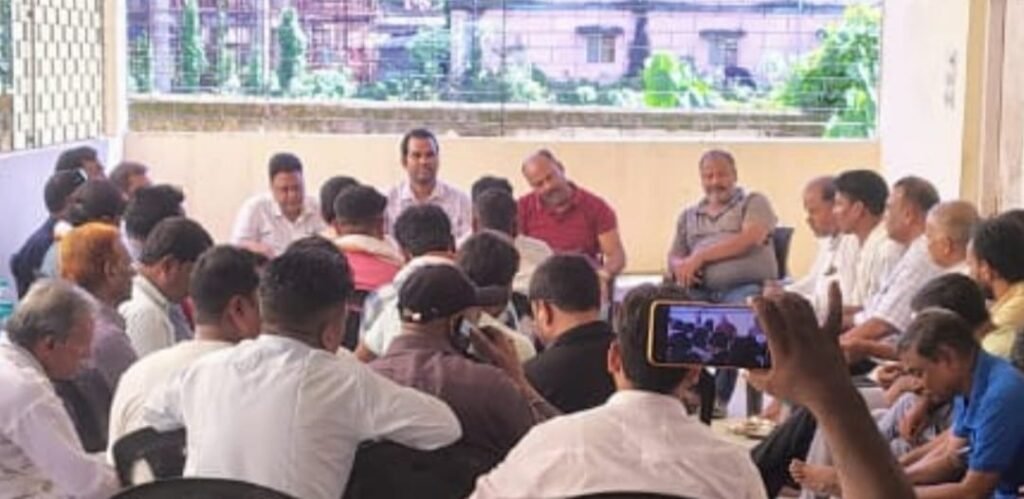 राजमहल में ट्रक ओनर एसोसिएशन की बैठक सम्पन्न, विश्वकर्मा पूजा की तैयारियों पर हुई चर्चा राजमहल में ट्रक ओनर एसोसिएशन की बैठक सम्पन्न, विश्वकर्मा पूजा की तैयारियों पर हुई चर्चा