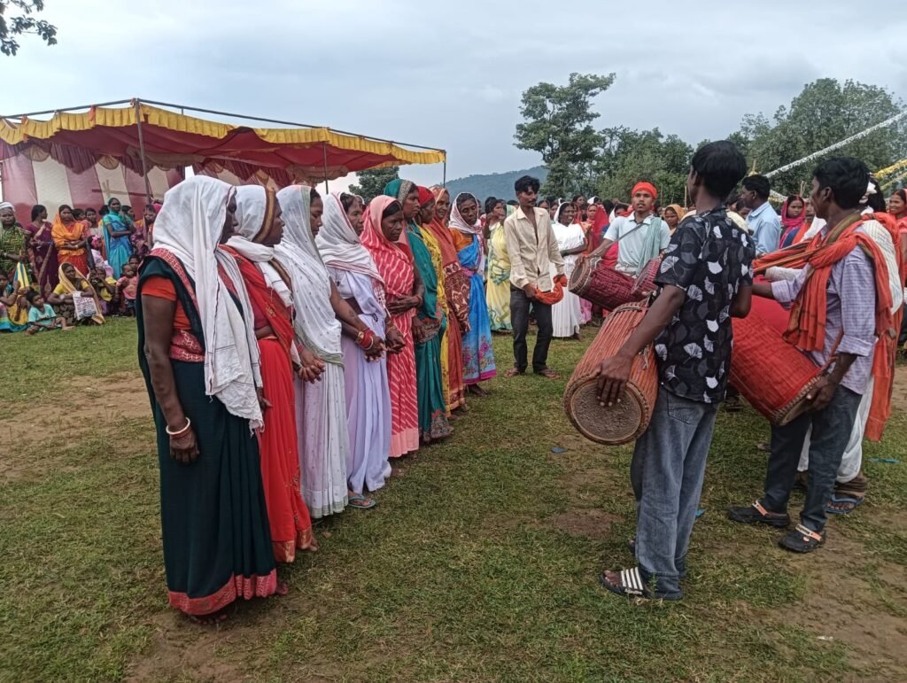 गारू प्रखंड के मायापुर सरनाधाम में धूमधाम से सम्पन्न हुआ कर्मा पूजा गारू प्रखंड के मायापुर सरनाधाम में धूमधाम से सम्पन्न हुआ कर्मा पूजा
