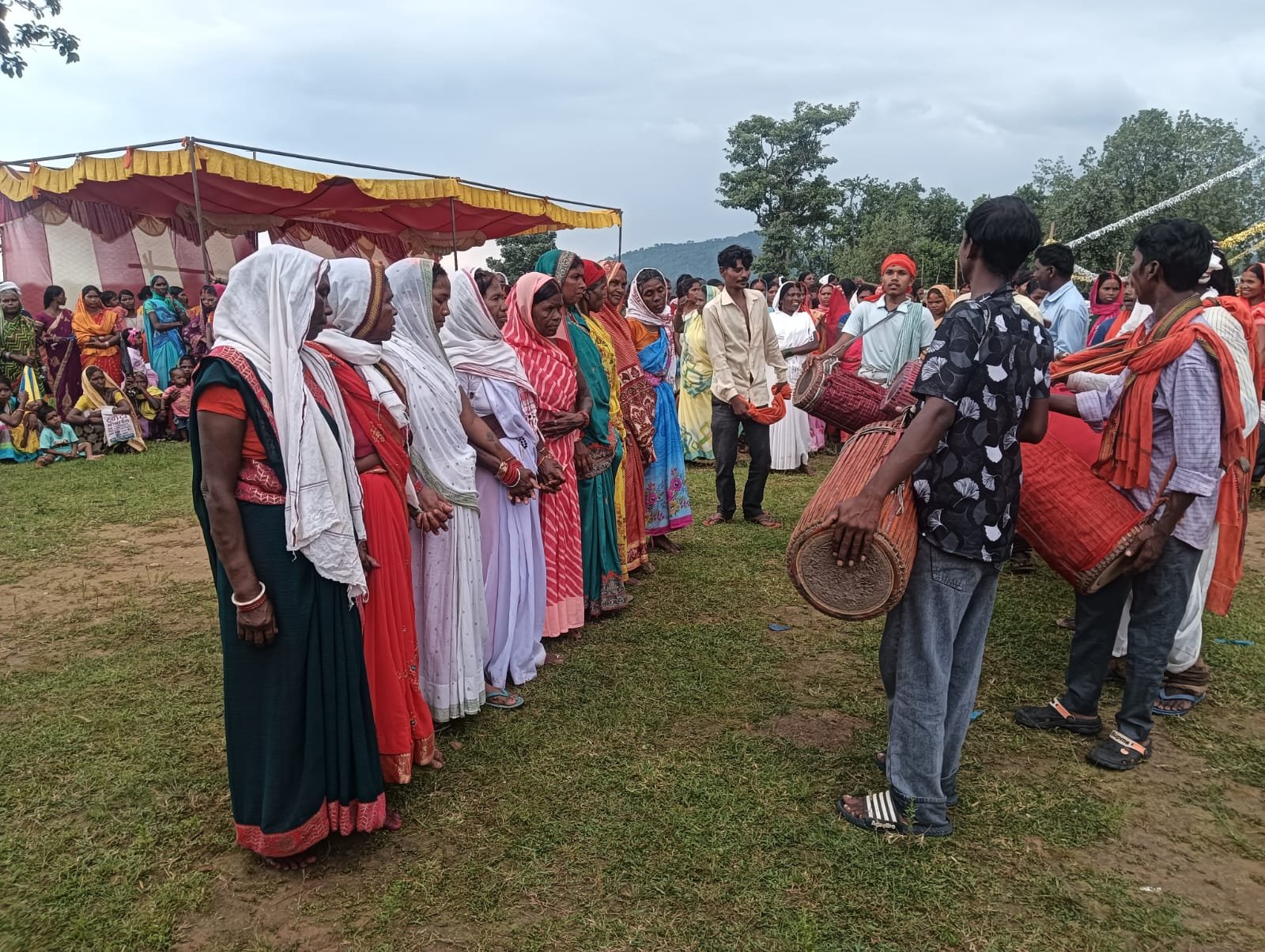 गारू प्रखंड के मायापुर सरनाधाम में धूमधाम से सम्पन्न हुआ कर्मा पूजा गारू प्रखंड के मायापुर सरनाधाम में धूमधाम से सम्पन्न हुआ कर्मा पूजा