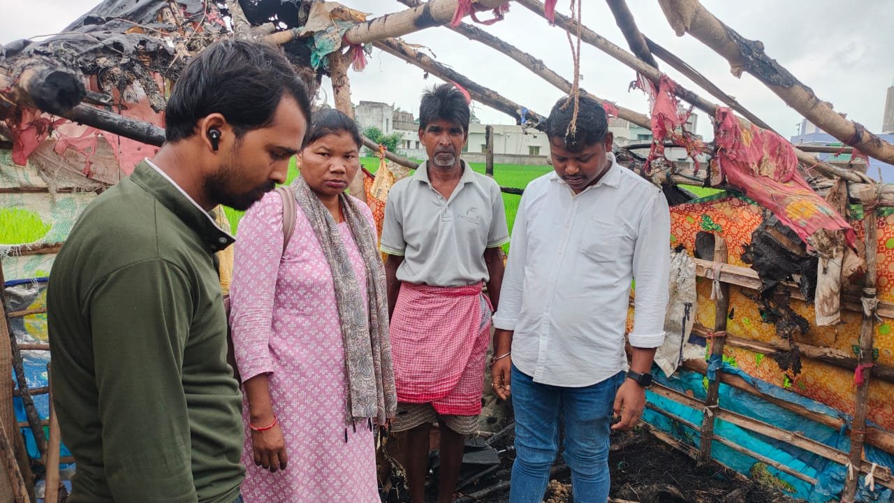 बिजली गर्जन से किसान का बोरिंग मशीन व झोपड़ी जलकर राख
