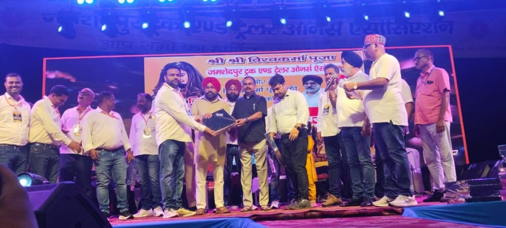 मशहूर गायिका अक्षरा सिंह जमशेदपुर पहुंची ।