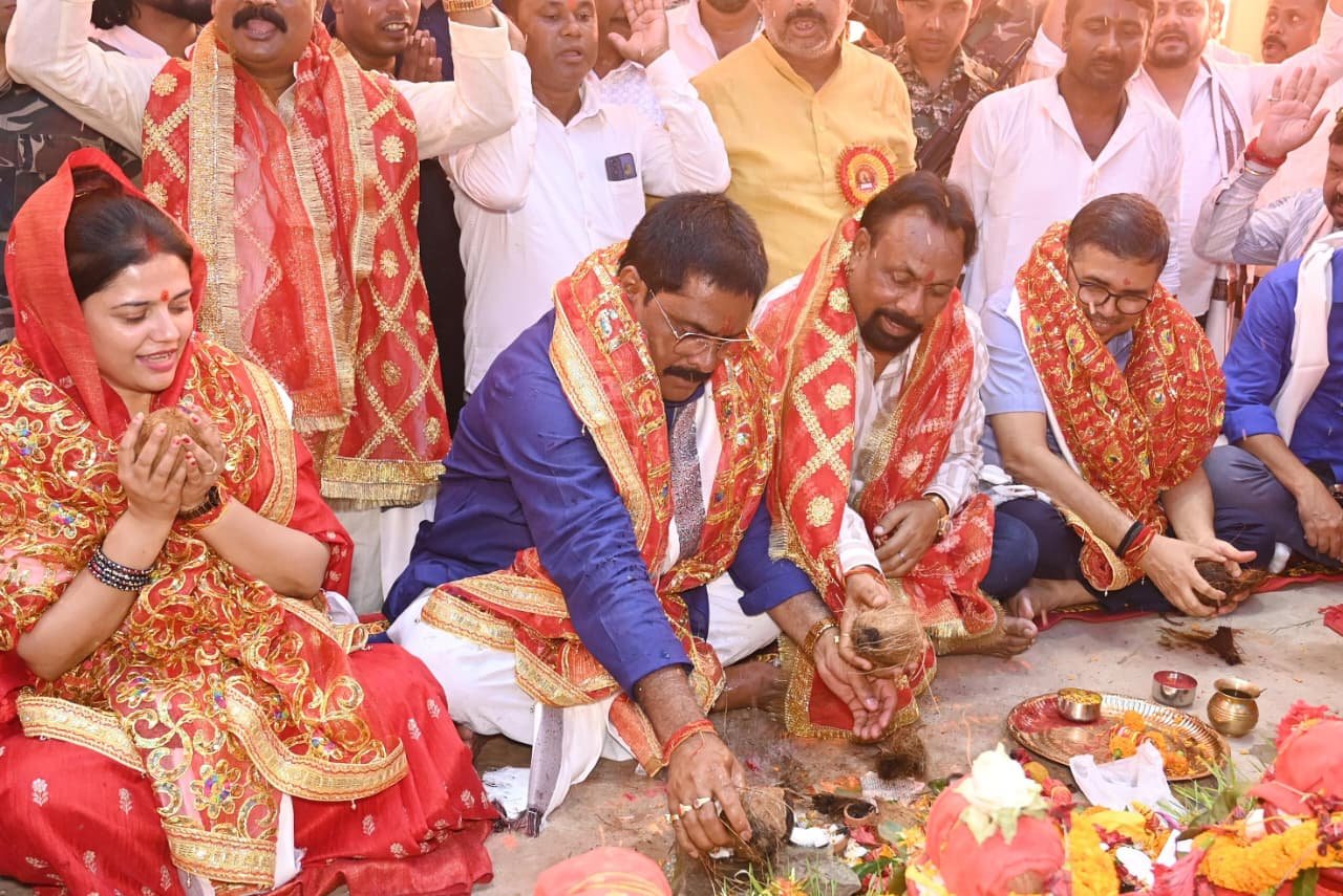 गोमिया में मंत्री योगेंद्र प्रसाद ने किया भव्य दुर्गा पूजा पंडाल का उद्घाटन गोमिया में मंत्री योगेंद्र प्रसाद ने किया भव्य दुर्गा पूजा पंडाल का उद्घाटन
