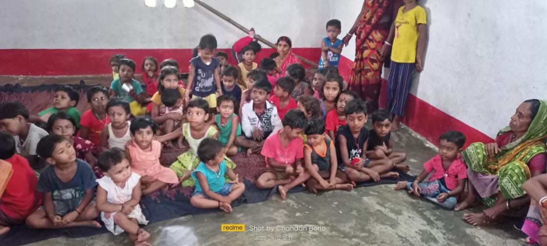 बच्चों को दूध और बिस्कुट का वितरण बच्चों को दूध और बिस्कुट का वितरण