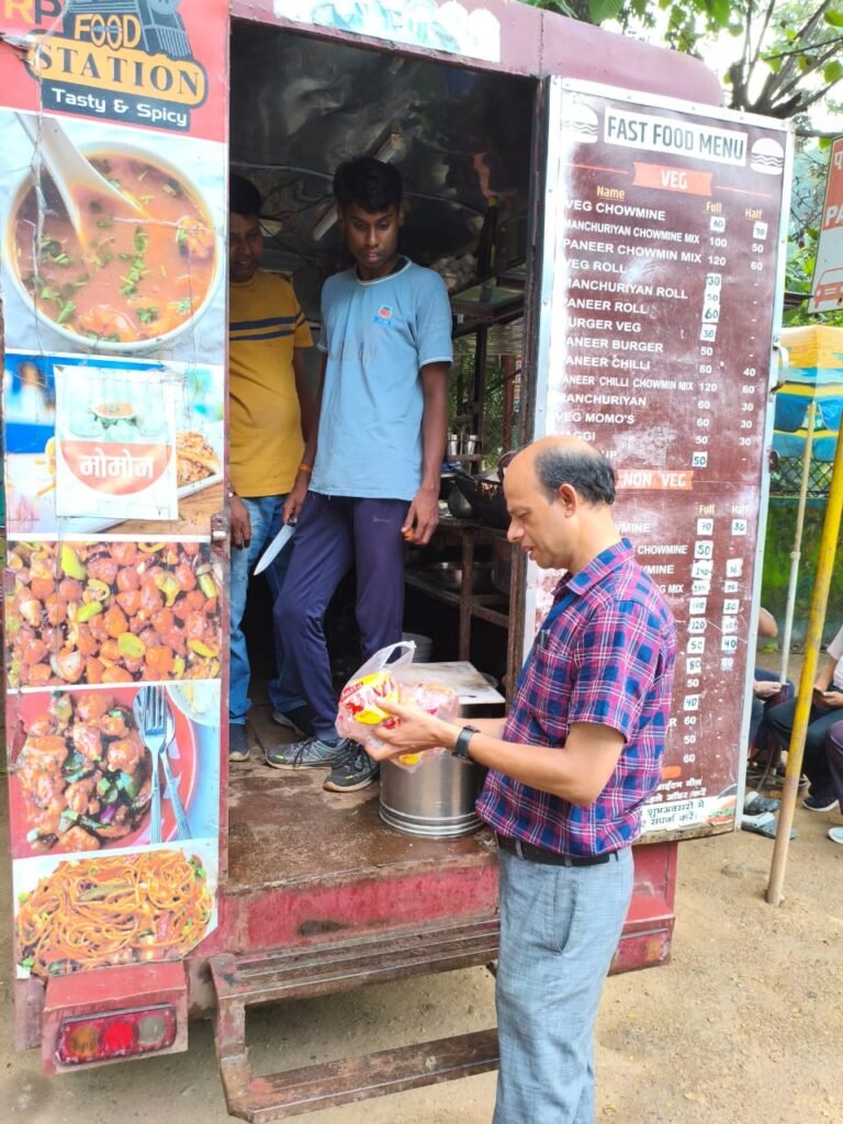 त्योहारों को लेकर लातेहार में खाद्य प्रतिष्ठानों का औचक निरीक्षण त्योहारों को लेकर लातेहार में खाद्य प्रतिष्ठानों का औचक निरीक्षण
