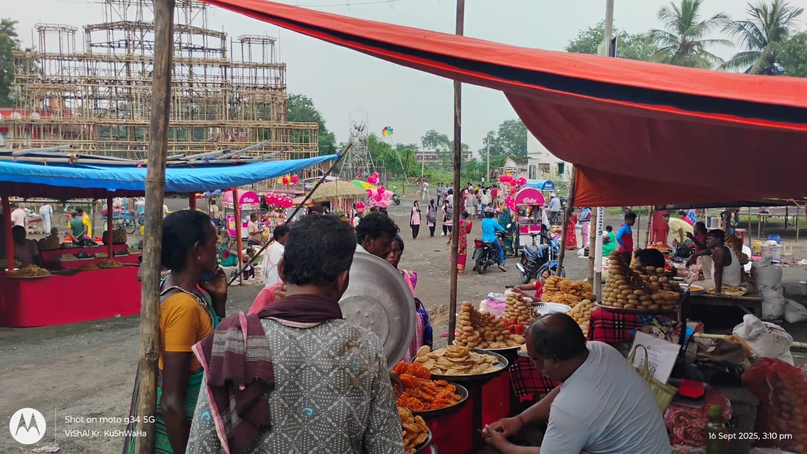 छाता मेला बना भीड़ और उल्लास का केंद्र छाता मेला बना भीड़ और उल्लास का केंद्र