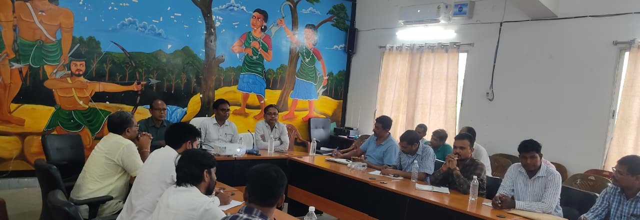 बीइइओ ने आरके प्लस टू स्कूल के ग्यारहवीं के छात्र-छात्राओं को पढ़ाया।