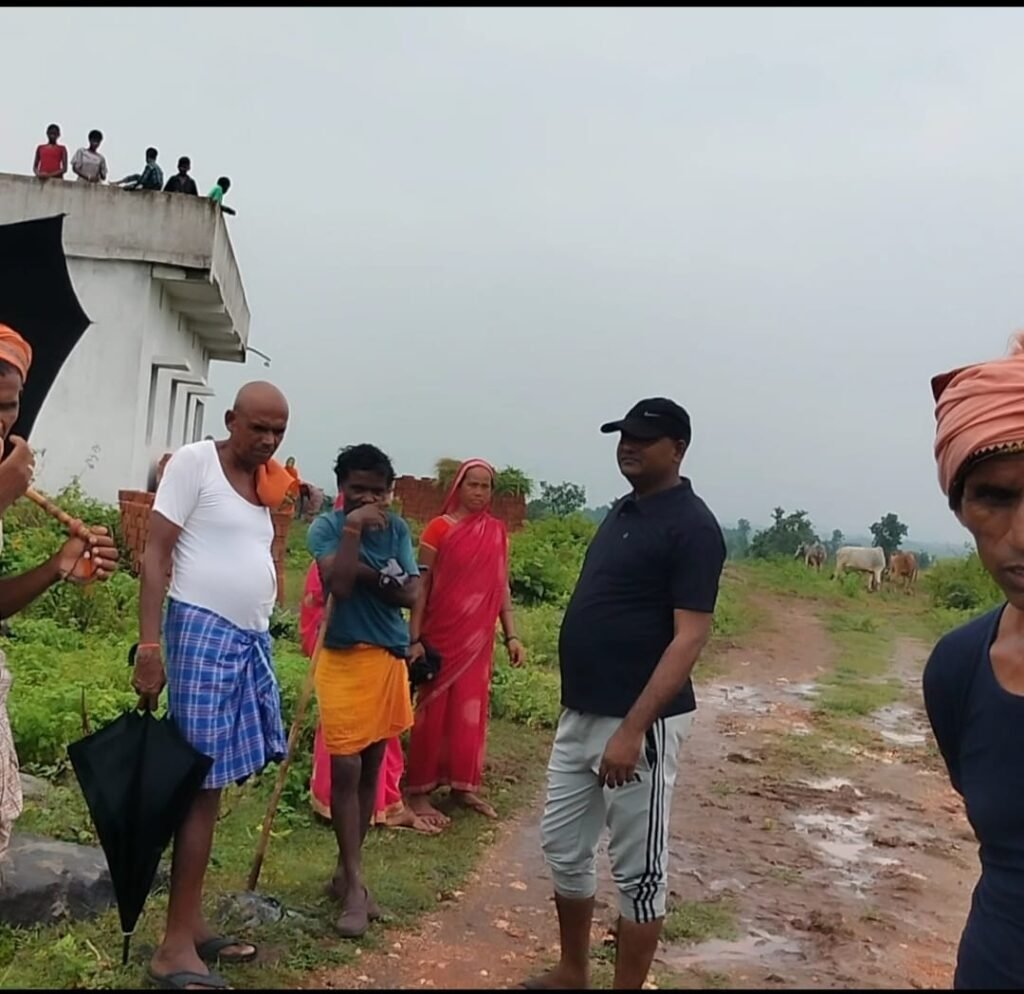ग्रामीणों का ऐलान: “जान देंगे, जमीन नहीं देंगे” – मनिका में पत्थर खदान का विरोध तेज ग्रामीणों का ऐलान: “जान देंगे, जमीन नहीं देंगे” – मनिका में पत्थर खदान का विरोध तेज
