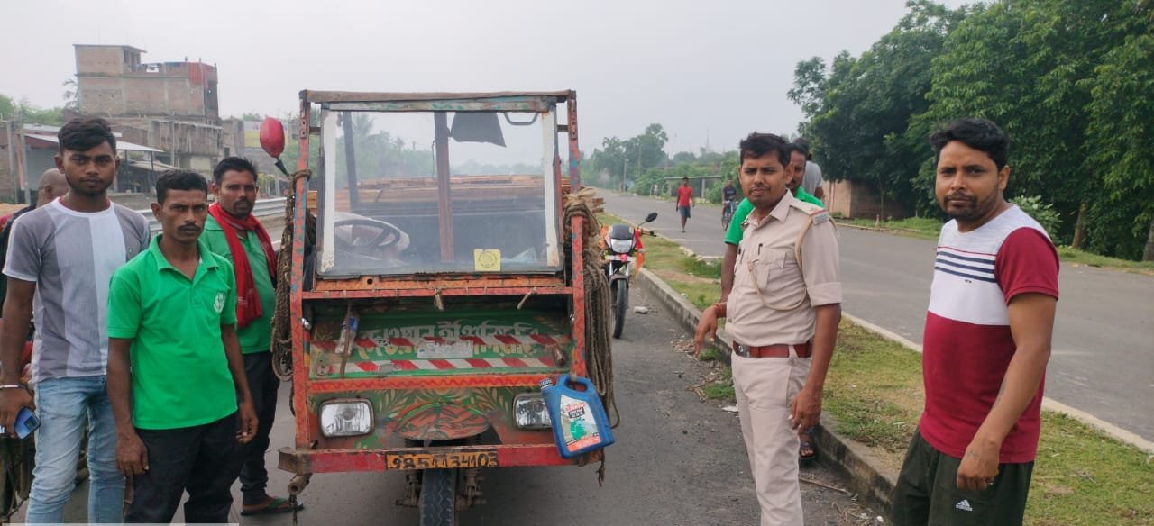 राजमहल: वन विभाग ने 450 पीस सिमल पटरा लदे वाहन को किया जब्त राजमहल: वन विभाग ने 450 पीस सिमल पटरा लदे वाहन को किया जब्त
