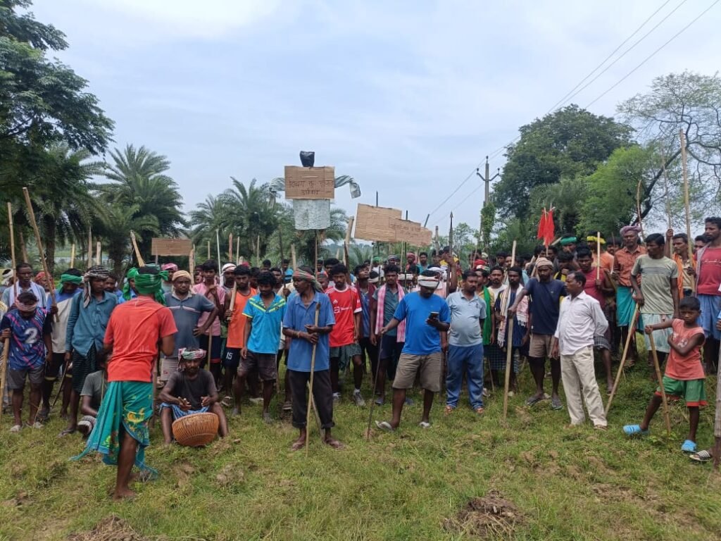 आदिवासी के जमीन खरीदने पर सांसद विजय हांसदा का विरोध-प्रदर्शन,पुतला दहन । आदिवासी के जमीन खरीदने पर सांसद विजय हांसदा का विरोध-प्रदर्शन,पुतला दहन ।