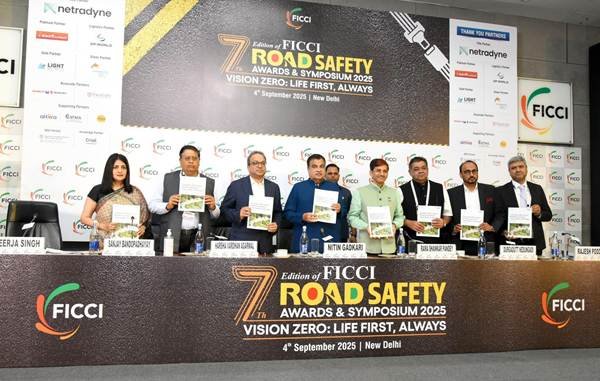 सड़क सुरक्षा को मिलेगा पाठ्यक्रम में स्थान : फिक्की संगोष्ठी में नितिन गडकरी ने की बड़ी घोषणा सड़क सुरक्षा को मिलेगा पाठ्यक्रम में स्थान : फिक्की संगोष्ठी में नितिन गडकरी ने की बड़ी घोषणा