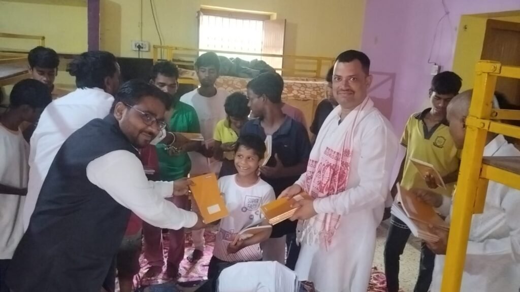 हम पार्टी जिलाध्यक्ष ने असहाय बच्चों को शिक्षण सामग्री देकर व कवियों को सम्मानित कर मनाया जन्मदिन हम पार्टी जिलाध्यक्ष ने असहाय बच्चों को शिक्षण सामग्री देकर व कवियों को सम्मानित कर मनाया जन्मदिन