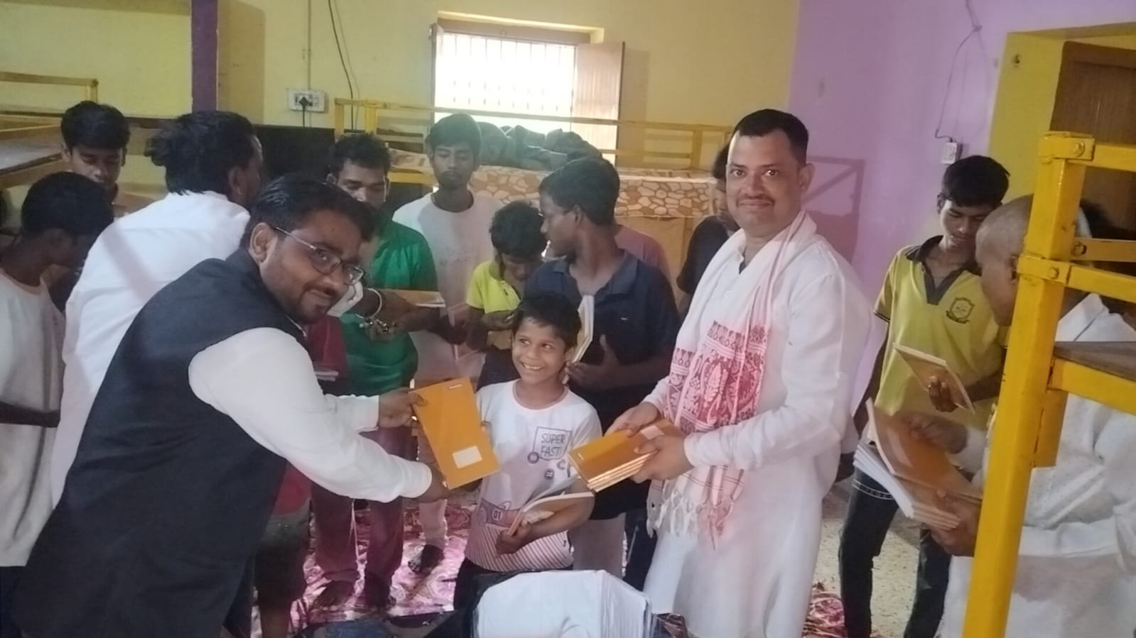 हम पार्टी जिलाध्यक्ष ने असहाय बच्चों को शिक्षण सामग्री देकर व कवियों को सम्मानित कर मनाया जन्मदिन