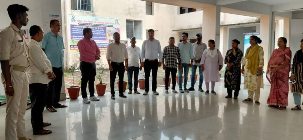 चैनपुर प्रखंड के नाजिर राकेश कुमार की सड़क हादसे में मौत,सतबरवा प्रखंड कार्यालय में शोक सभा