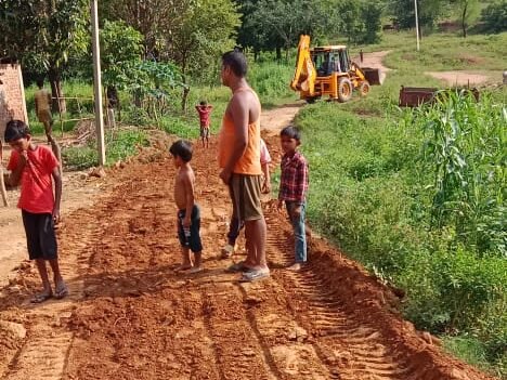 करियाई बाबा युवा कमिटी चौरिया के द्वारा जर -जर सड़क को अपने निजी खर्च से बनवाया गया