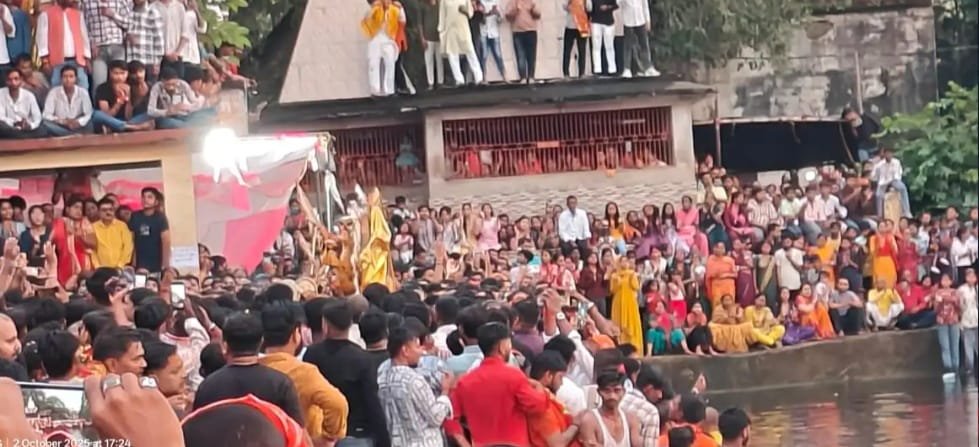 गढ़वा: पारंपरिक श्रद्धा और उत्सव के साथ हुआ मां दुर्गा की प्रतिमा का विसर्जन गढ़वा: पारंपरिक श्रद्धा और उत्सव के साथ हुआ मां दुर्गा की प्रतिमा का विसर्जन