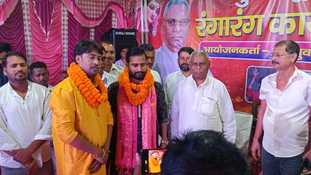 पोंची देवी मंडप के प्रांगण में लोक गायक चंदन यादव की धुन पर बिखरा जलवा पोंची देवी मंडप के प्रांगण में लोक गायक चंदन यादव की धुन पर बिखरा जलवा