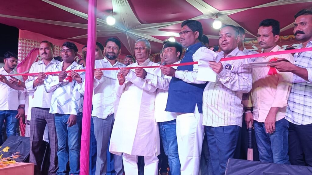 पोंची देवी मंडप के प्रांगण में लोक गायक चंदन यादव की धुन पर बिखरा जलवा पोंची देवी मंडप के प्रांगण में लोक गायक चंदन यादव की धुन पर बिखरा जलवा