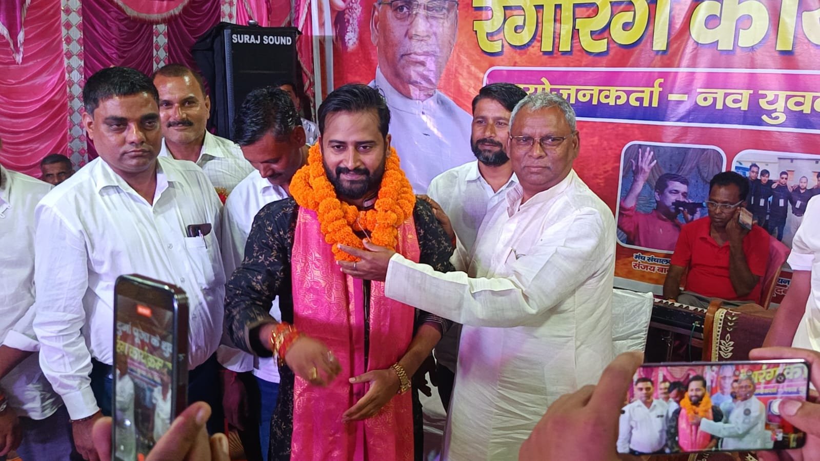 पोंची देवी मंडप के प्रांगण में लोक गायक चंदन यादव की धुन पर बिखरा जलवा