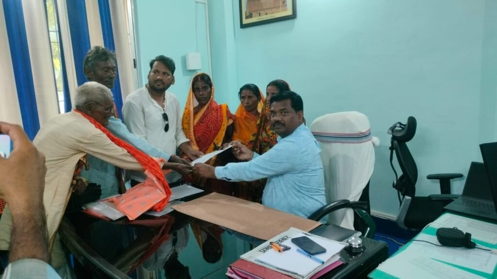 कोटेया पहाड़ के बचाव संघर्ष समिति ने सैकड़ो ग्रामीणों के साथ मिलकर अंचल अधिकारी से मिलकर सौंपा ज्ञापन कोटेया पहाड़ के बचाव संघर्ष समिति ने सैकड़ो ग्रामीणों के साथ मिलकर अंचल अधिकारी से मिलकर सौंपा ज्ञापन