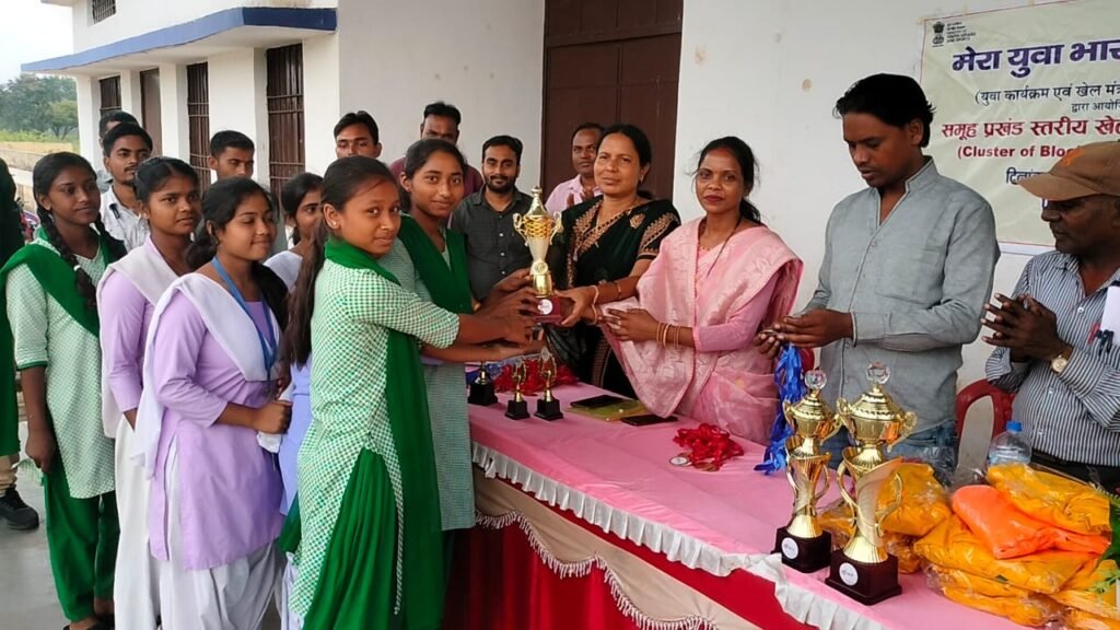 मेरा युवा भारत संस्था के माध्यम से सतबरवा में दो दिवसीय खेल प्रतियोगिता का आयोजन