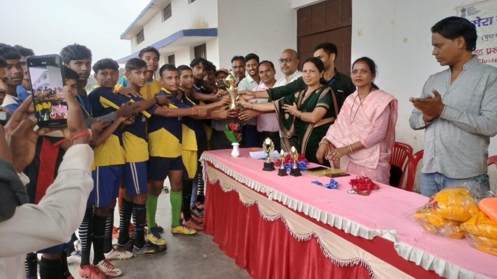 मेरा युवा भारत संस्था के माध्यम से सतबरवा में दो दिवसीय खेल प्रतियोगिता का आयोजन
