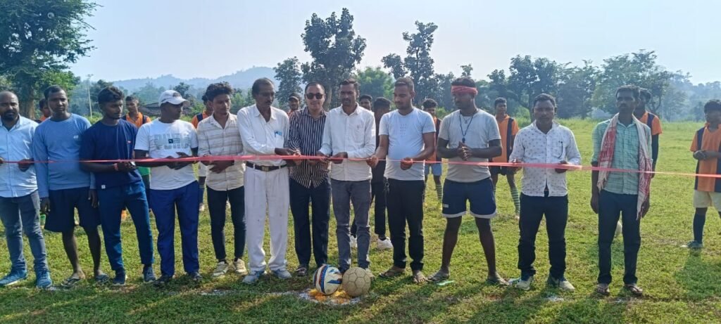 फुलवरिया में राजा मेदिनी राय फुटबॉल टूर्नामेंट का उद्घाटन